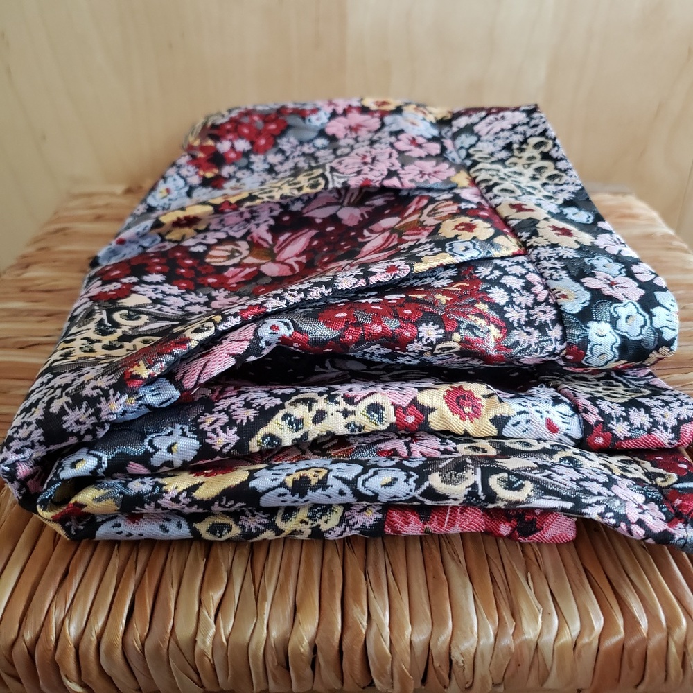 Moodie Jacquard Floral Shorts Size Large NEW